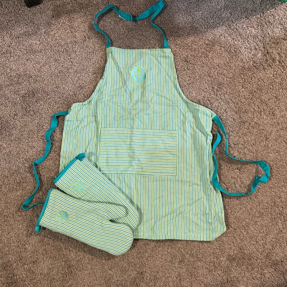 Pampered Chef Kids Apron and Oven Mitts Set - 1 Available